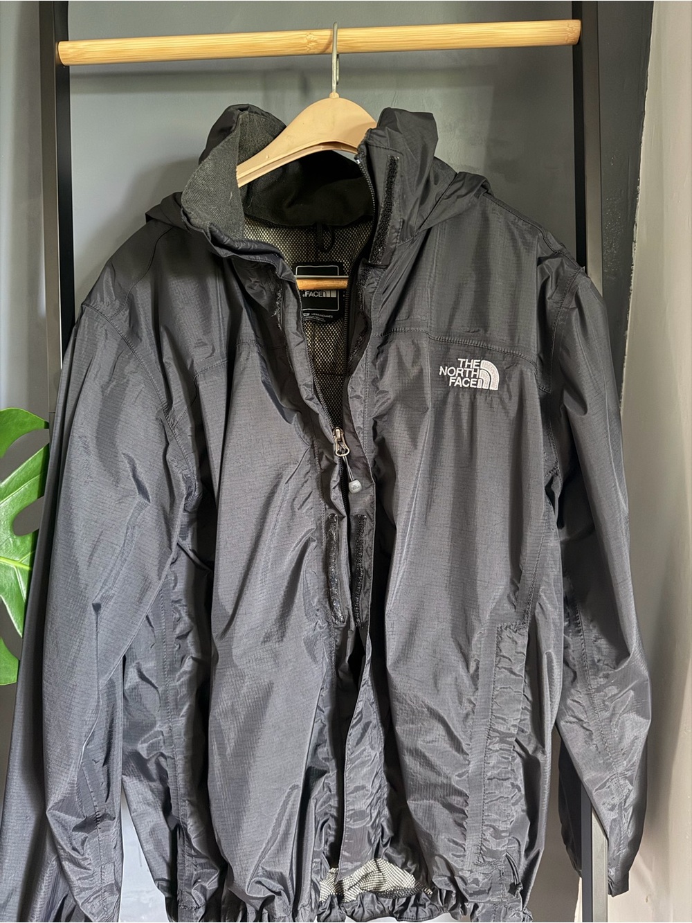 The North Face Men’s Medium Black Hooded Windbreaker Jacket Lightweight Zip Up